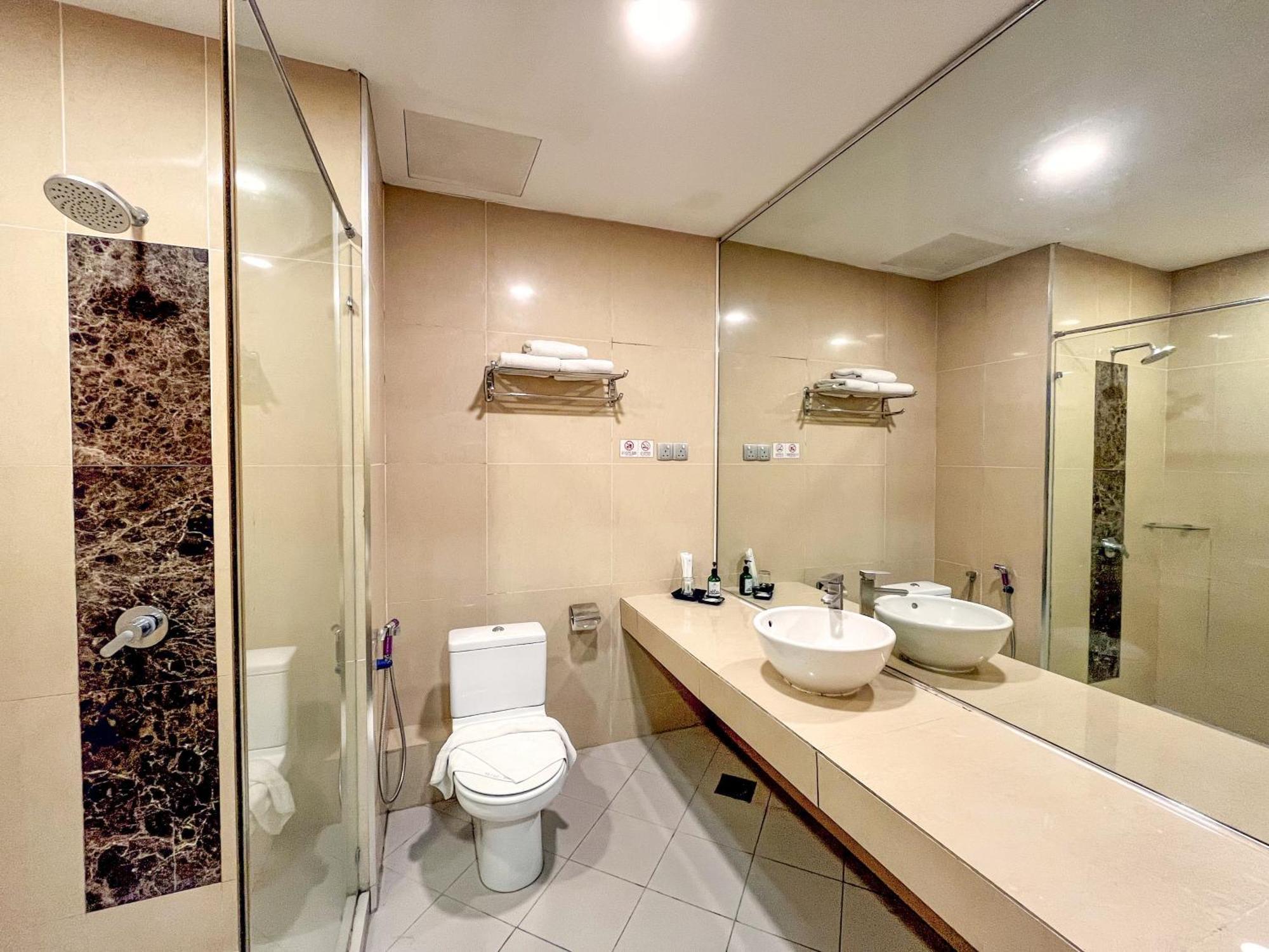 Courtyard Hotel 1Borneo Kota Kinabalu Bagian luar foto