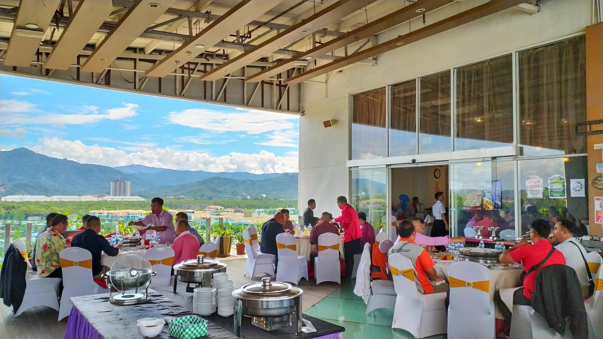 Courtyard Hotel 1Borneo Kota Kinabalu Bagian luar foto